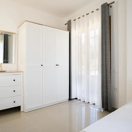 Villa Oasis White